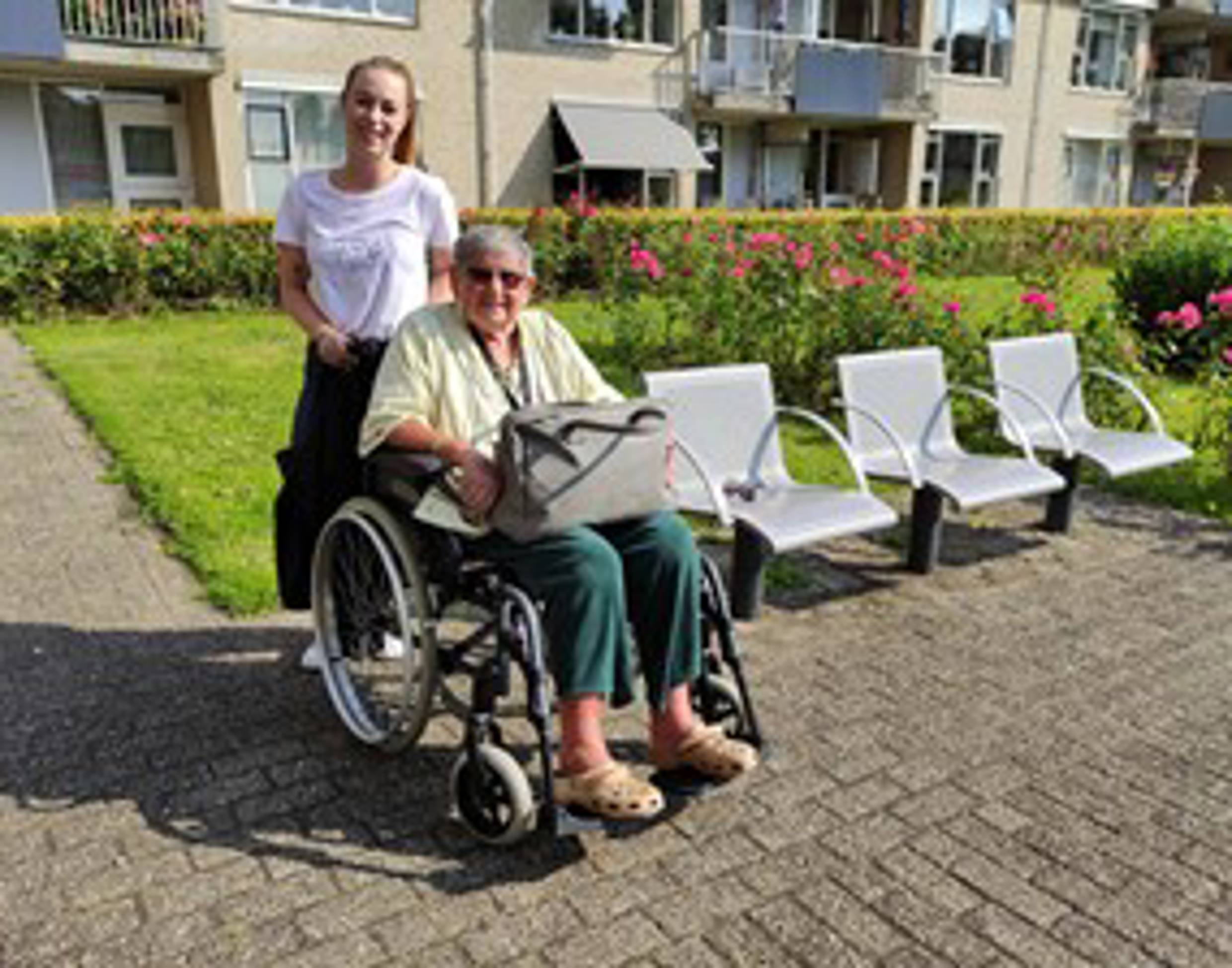Jonge vrijwilliger Charlotte (24 jr.) biedt mevrouw Wever (89 jr.) weer wekelijks zicht op zwembad!