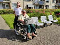 Jonge vrijwilliger Charlotte (24 jr.) biedt mevrouw Wever (89 jr.) weer wekelijks zicht op zwembad!